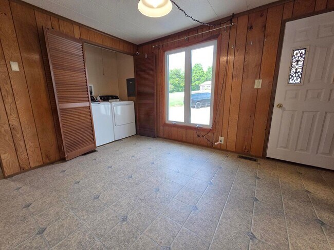 Building Photo - 319 Co Rd 1675
