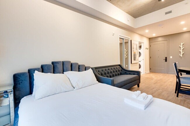 Building Photo - 742 Rue William