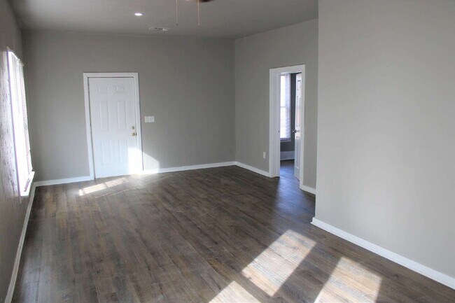 Foto del edificio - 3/2 with fresh paint and flooring. Large Backyard.
