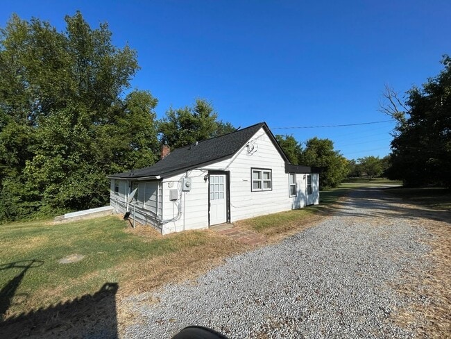 Building Photo - Great Location Private Setting Home For Rent