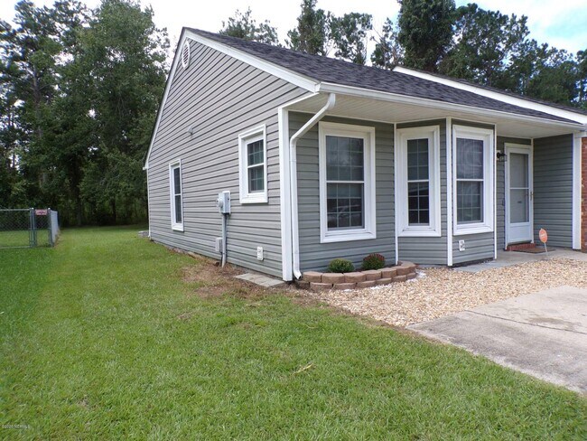 Building Photo - 2121 Rolling Ridge Dr