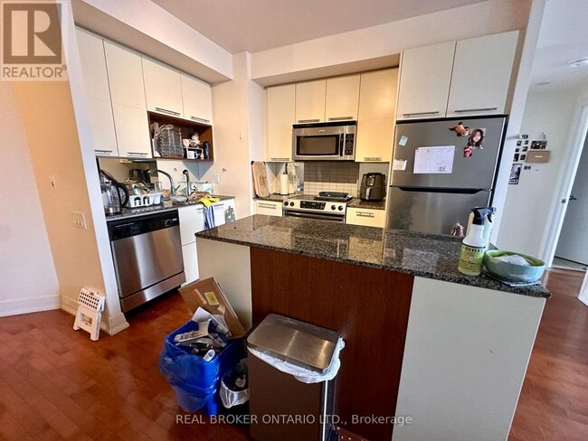 Building Photo - 21 Carlton St.