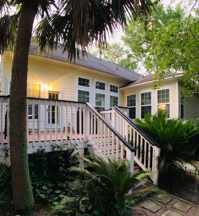 Building Photo - Gorgeous Daniel Island Home!