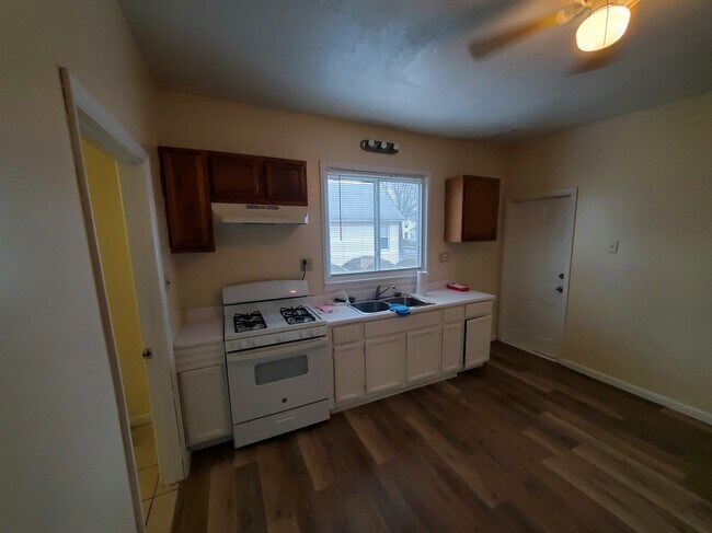 Building Photo - 7706 Elton Ave