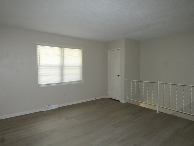 Building Photo - Beautifully Remodeled Home in North Kansas...