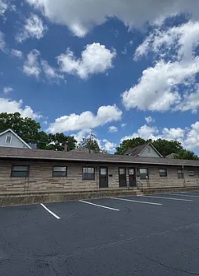 Building Photo - 575 N Walnut St