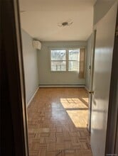 Building Photo - 105-06 Pinegrove St