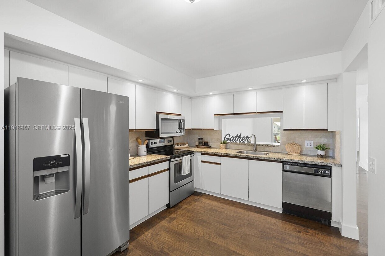 Foto principal - 12950 SW 4th Ct