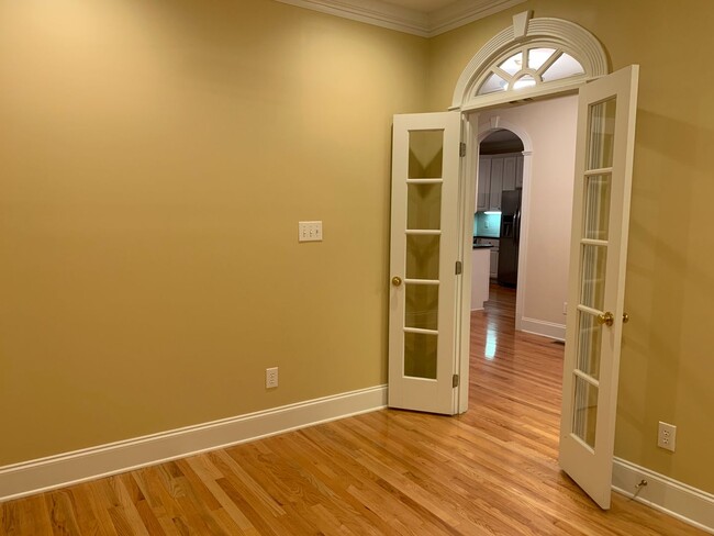 Building Photo - Large 3 Bed | 2.5 Bath Townhouse With Firs...