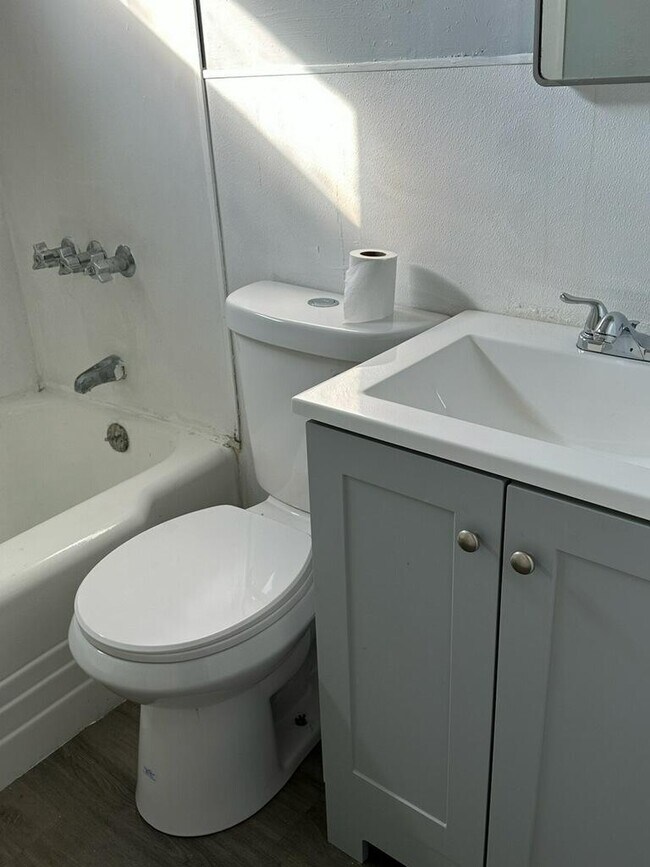 Foto del edificio - 8104 Force Ave