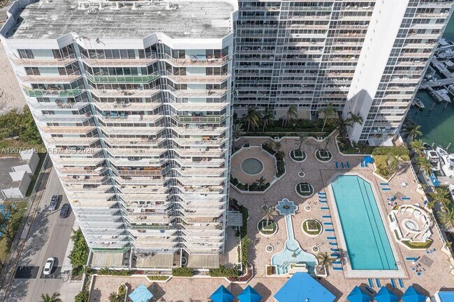 Foto del edificio - 7601 E Treasure Dr