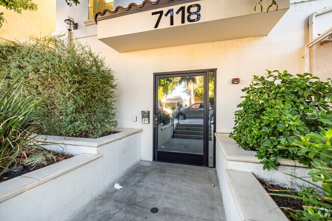 Entrada - 7118 Amigo Ave