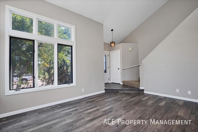 Foto del edificio - 1227 Clover Ridge Dr