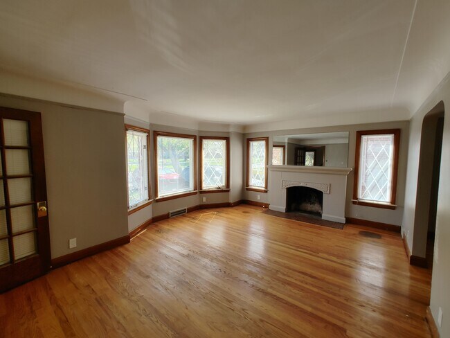 Building Photo - 9657 Outer Dr E