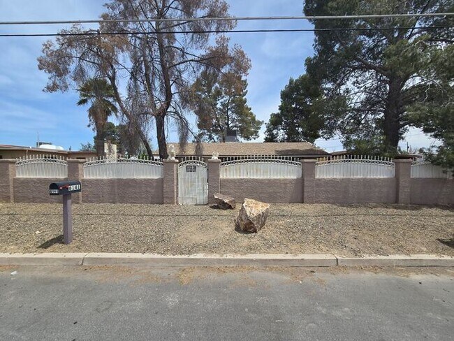 Foto del edificio - Spacious 3bd/1ba in a HUGE GATED Property!