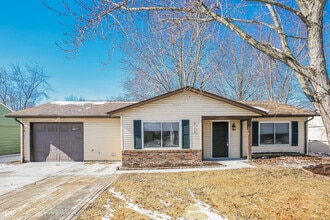 Building Photo - 728 Holiday Dr