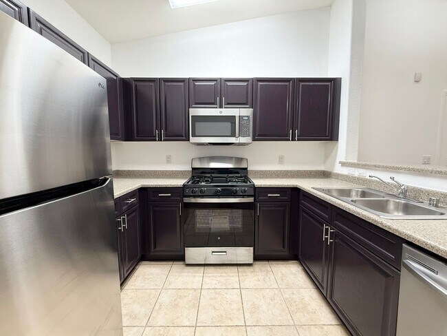 Foto del edificio - 2/BD 2/BA Bright & Airy Townhome with Gara...