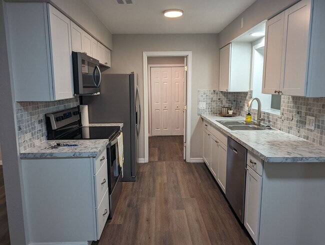 Building Photo - Nicely Updated 2/1.5 Beverly Hills Home