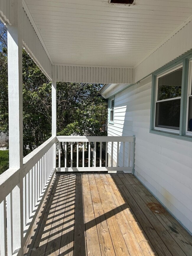 Building Photo - Renovated 3 Bed 1 Bath House