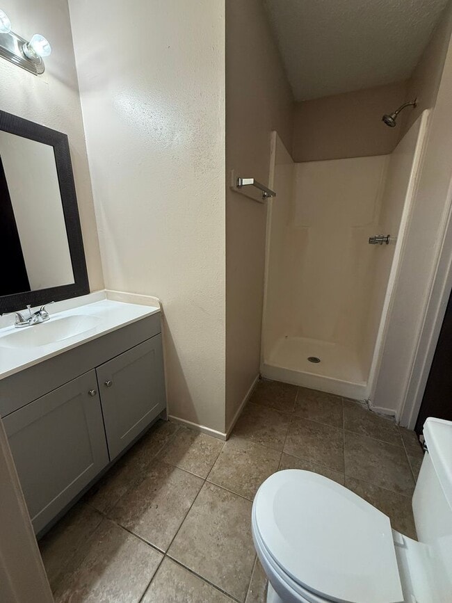 Building Photo - 2 bedroom 2 bath town home in a gated community