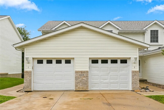 Building Photo - 660 Magnolia Ln