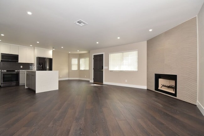 Building Photo - Stunning 2-Bedroom, 2-Bathroom Condo Located at The Lakes!