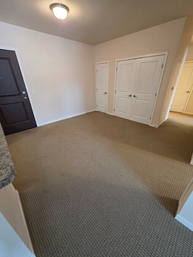 Foto del edificio - 2 Bedroom | 1 Bathroom 2nd Floor Apartment Available RIGHT NOW!