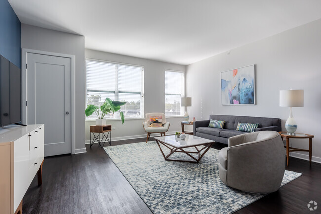 1BR, 1BA - 779SF - Living - Midtown Square