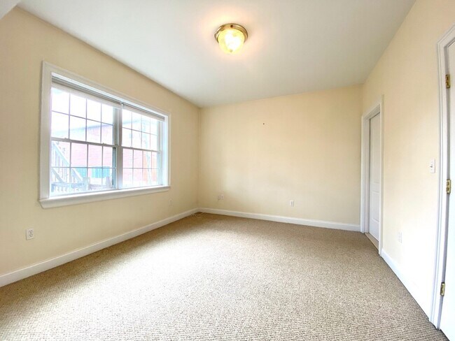 Building Photo - 653 Bennington St