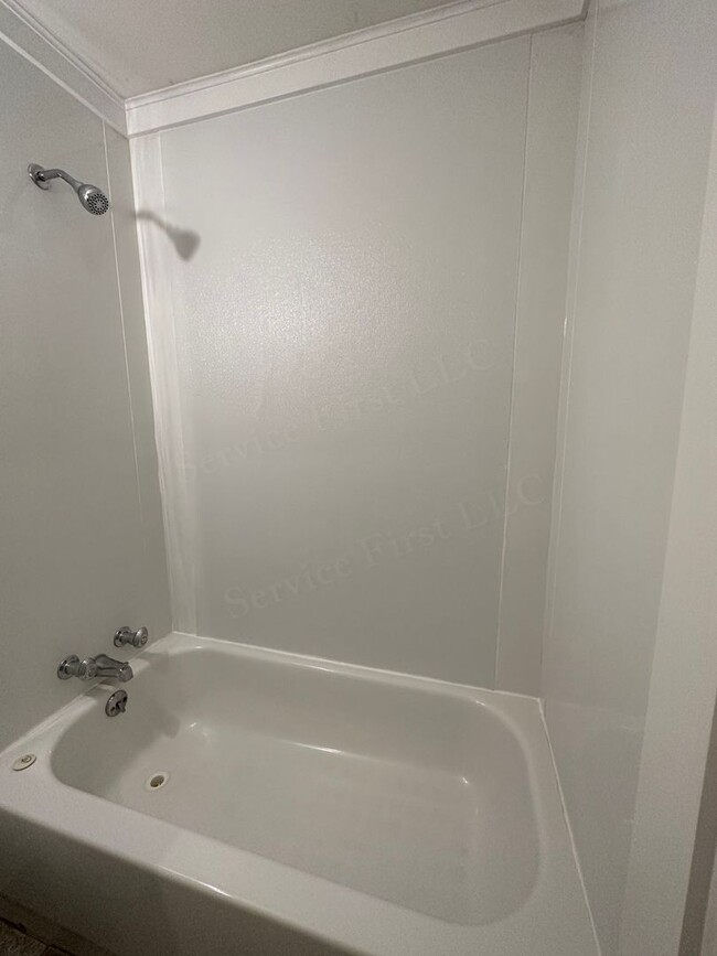 Building Photo - 2 bed, 1 Bath house in Bolivar, Mo! Call Q...