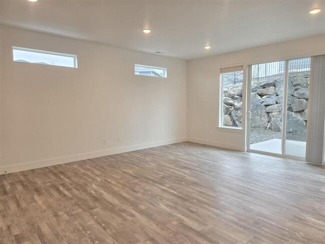 Building Photo - 1 MONTH FREE WHEN YOU SIGN A 15 MONTH LEASE!  BRAND NEW TOWNHOME IN THE DESIRABLE SOUTHRIDGE AREA!