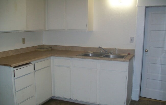 Building Photo - 4 Bedroom, 1 bathroom Home in the York nei...