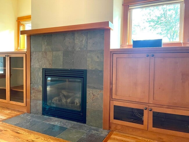 Building Photo - Beautiful one story Poulsbo Craftsman avai...