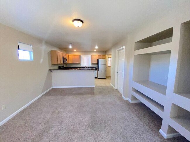 Building Photo - NW Reno Townhouse - Garage/Washer/Dryer Ce...