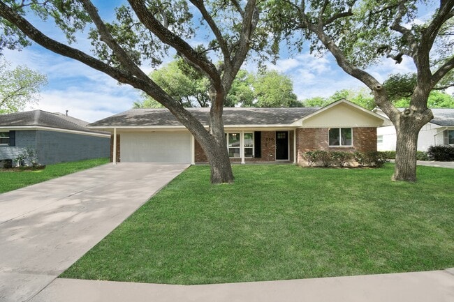 Building Photo - 5010 Creekbend Dr