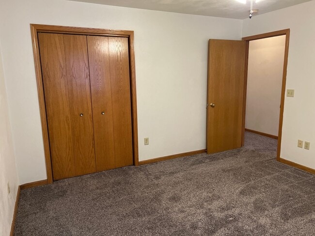 Building Photo - 732 Meadow Park Dr