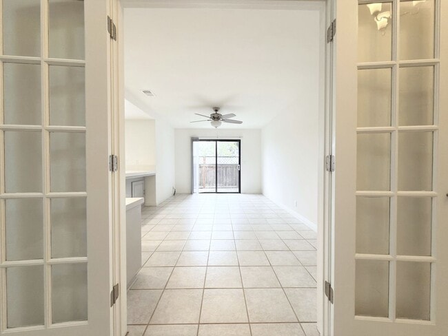 Building Photo - Centrally Located Single Level in Oceanside!