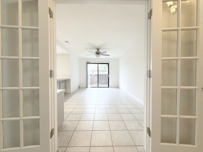 Foto del edificio - Centrally Located Single Level in Oceanside!