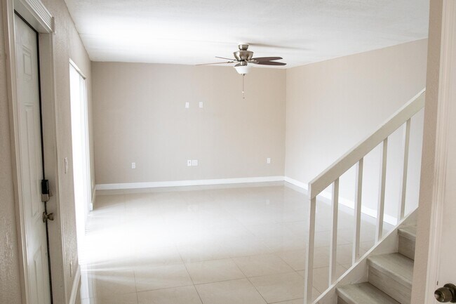 Foto del edificio - 70 Lake Arbor Dr