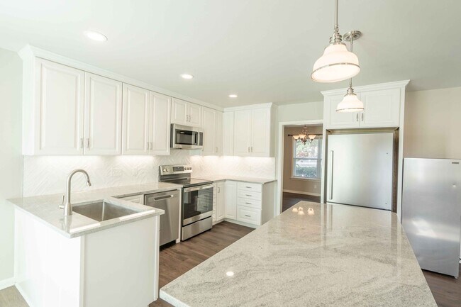 Building Photo - 4 Bed / 3 Bath in Midtown!