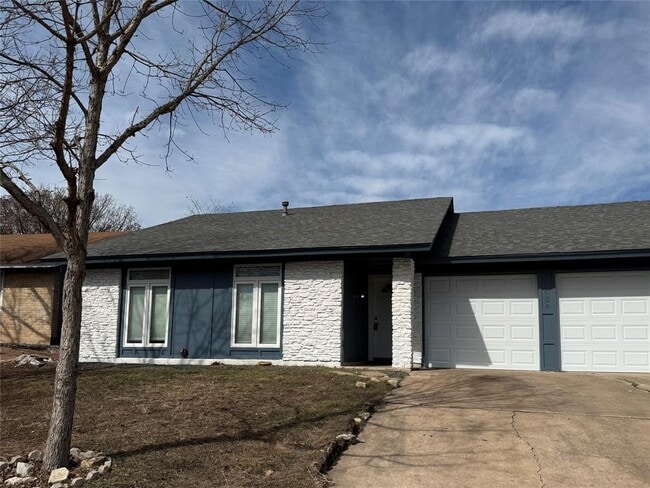 Building Photo - 10008 Barrington Cove