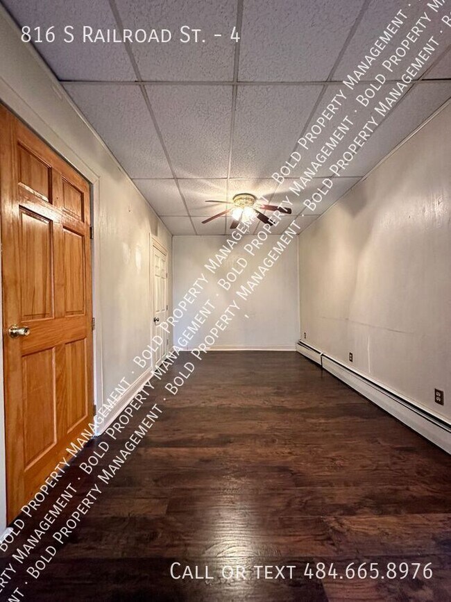 Foto del edificio - 816 S Railroad St