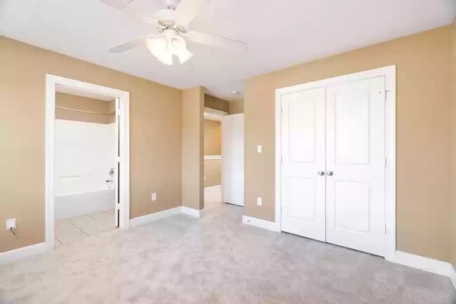 Main level bathroom - 1957 Wire Rd