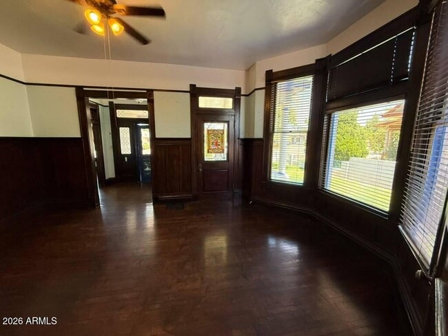 Foto del edificio - 825 E 9th St