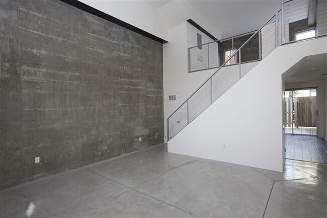 Foto del edificio - 5-Story UNIQUE Industrial Townhome - 3BD/4BA - w/ Open Floor Plan, Lots of Natural Light! - Secur...