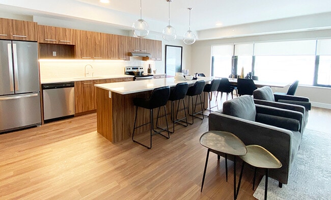 Building Photo - Helio Apartments & Townhomes