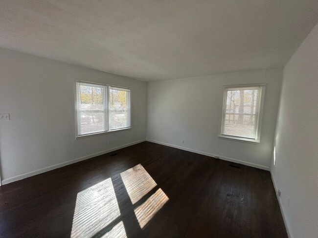 Building Photo - 4296 Pineview Dr