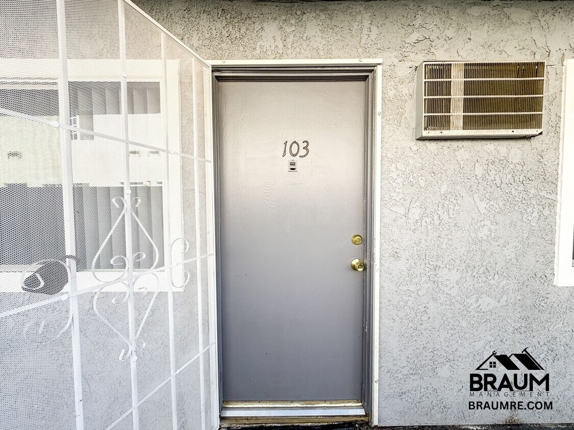 Foto principal - 6612 Sylmar Ave