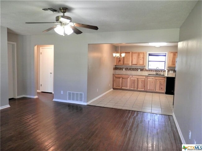 Building Photo - 217 Glenbrook Dr