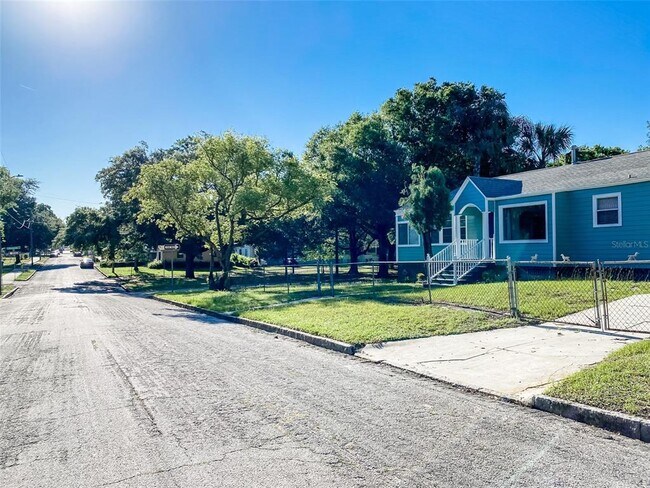 Building Photo - 800 W Frances Ave